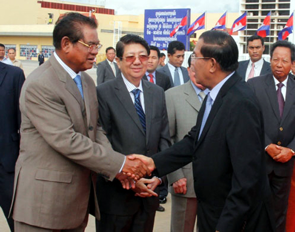 1219381132_AYfzptR9_Hun-Sen-15