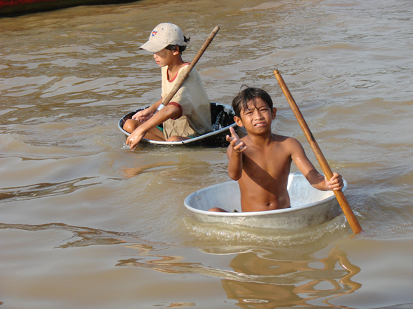 1219381132_ZhlTUXR8_Child_beggars_in_Cambodia