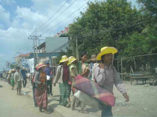 1219381132_qbwVzmTd_workers-400_arrested_and_repatriated_by_thai_27_10_09