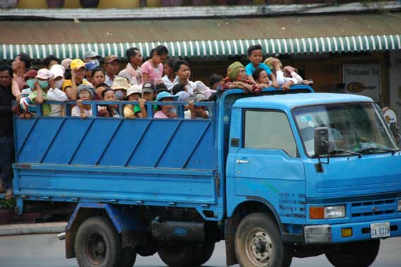 adia_2007_04_13_DSC_8579_many_people_in_truck_cambodia_cringel.com