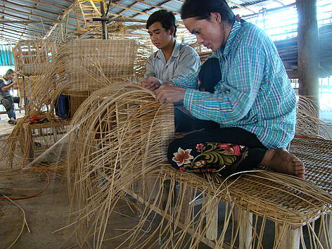 8_rattan_workers_at_kuy_meng_enterprise__veal_regn__c_asnarith_365665