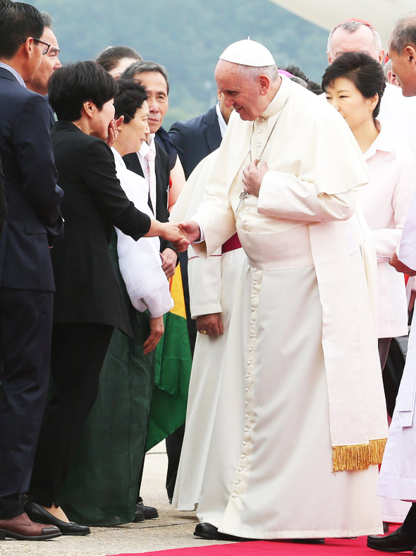 세월호 유가족과 인사하는 프란치스코 교황