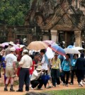 tourists-at-angkor-wat-cambodia-600x409