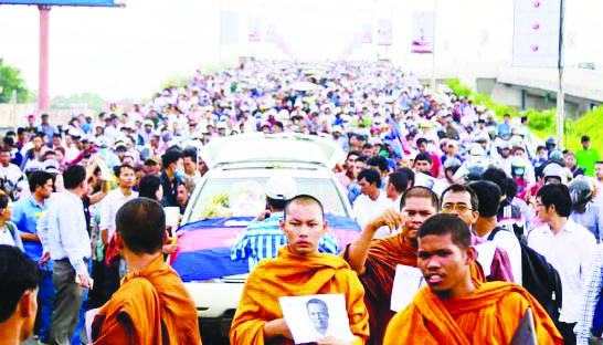 monks_lead_a_procession_of_hundreds_for_kem_ley_over_chroy_changvar_bridge_as_they_travel_to_wat_chas_pagoda_earlier_this_month._sbn
