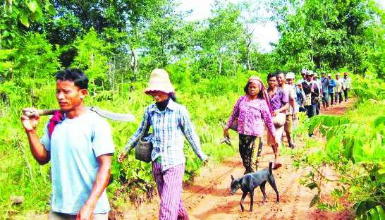 villagers_from_rovieng_district_patrol_a_forrest_in_opreah_vihear_2014_supplied