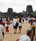 Angkor-Wat-crowded-entrance-550x465