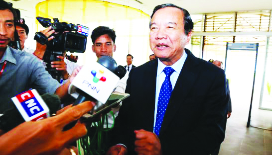 prak_sokhon_talks_to_the_media_at_the_airport_27_07_2016_heng_chivoan