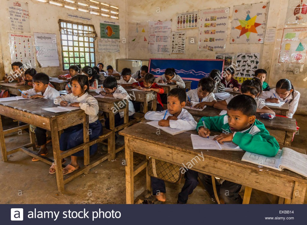 school-children-in-class-in-the-village-of-kampong-tralach-tonle-sap-EKBB14