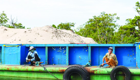workers_maintain_a_barge_carrying_sand_dredged_from_the_tatai_river_earlier_this_year_in_koh_kong_province_25_06_2016_athena_zelandonii