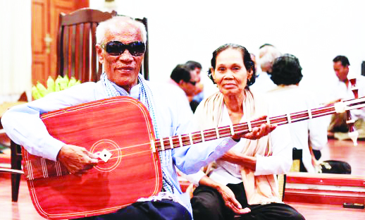 famous_chapey_artist_kong_nay_plays_the_instrument_at_the_cambodian_living_arts_association_in_phnom_penh_yesterday_30_11_2016_ales
