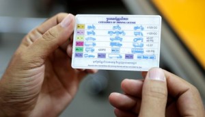 perosn_holds_drivers_licence_in_phnom_penh_30_12_2015_heng_chivoan