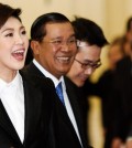 Thailand's PM Yingluck and Cambodia's PM Hun Sen smile during a welcome ceremony in Phnom Penh