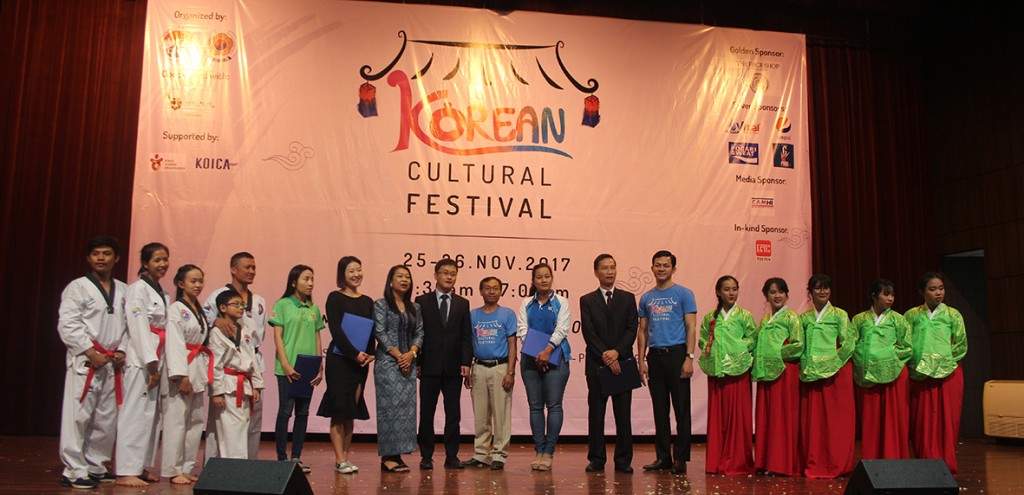 ▲Koran Cultural Festival 개막식에 참석한 귀빈내외 및 태권도 시범단 단체사진