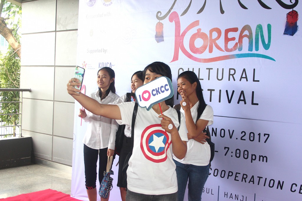 ▲Korean Cultural Festival 포토존 앞에서 셀카를 찍는 대학생