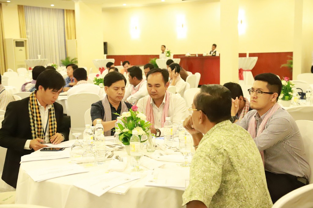 캄보디아나 호텔에서 개최된 CAMKAA 연수생 동창회에 참석한 캄보디아 공무원들