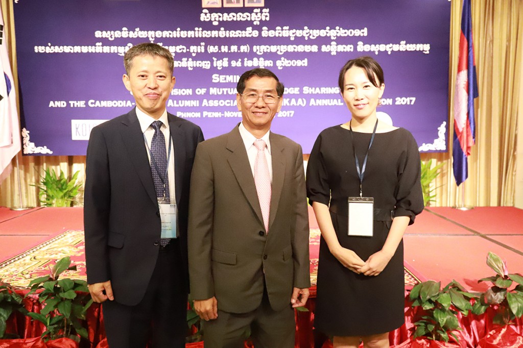 (사진설명, 왼쪽부터) 정윤길 KOICA 소장, 총리보좌장관/CRDB/CDC 사무총장 H.E Chhieng Yanara, 원지혜 KOICA 부소장.