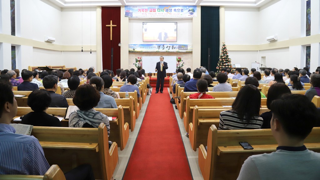 ▲ 2018 신년 캄보디아 부흥성회에서 설교하는 장경동 목사(대전 중문침례교회)