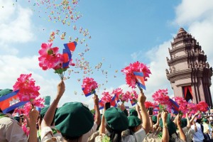 ▲ 매년 1월 7일 승리의 날 기념식이 프놈펜 곳곳에서 개최된다. 독립기념탑 앞에서 축하하는 사진