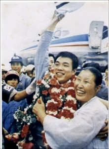 1974년 챔피언에 오른 홍수환이 귀국 직후 환영객들에게 손을 흔들고 있다.
