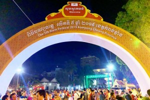 people_partake_in_festival_activities_under_a_sign_welcoming_visitors_to_the_5th_river_festival_2019_in_kampong_chhnang_town._ministry_of_tourism