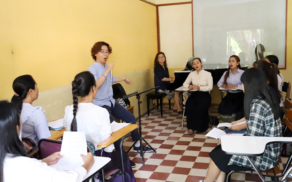 #▲ 류기룡 프놈펜 왕립예술대학교 교수가 왕립예술합창단에 국가 재녹음을 준비하며 지도하고 있는 모습. (사진 엄혜정)