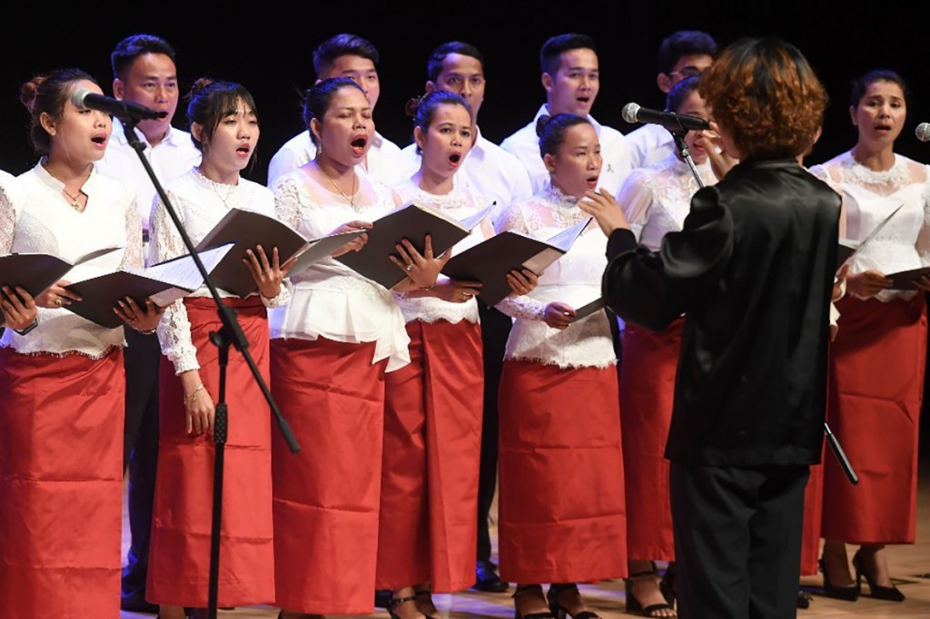 #캄보디아 왕립예술합창단이 8월 한국 경북도립교향악단의 연주에 맞춰 캄보디아 국가 재녹음을 진행했다. (4)