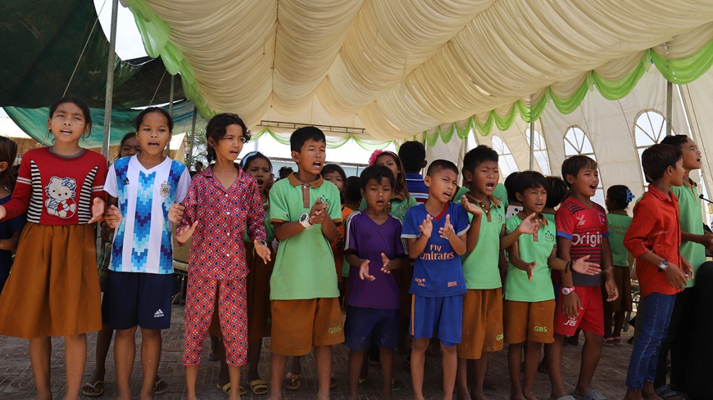 #멀리 한국에서 온 손님을 환영하기 위해 마을 아이들이 환영 공연을 준비해 선보이고 있다.