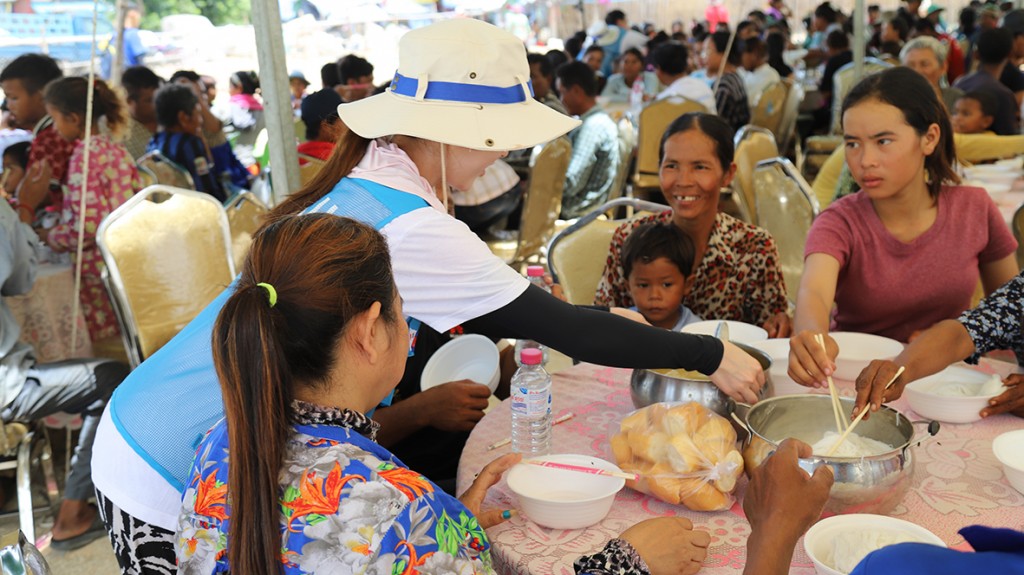 #이날 아주봉사단원들은 마을주민에게 직접 음식을 대접하며 마음을 나누는 시간을 가졌다.