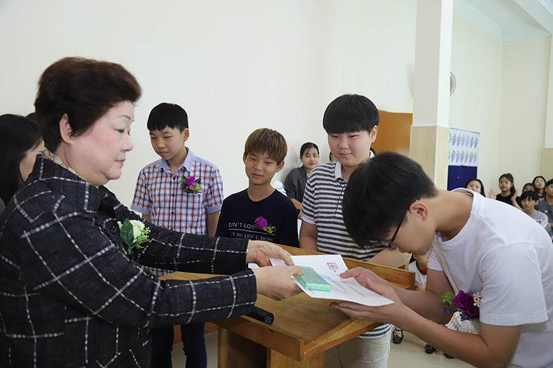 6학년 졸업생 5명이 안혜경 교장에게 졸업장을 받고있다 (2)