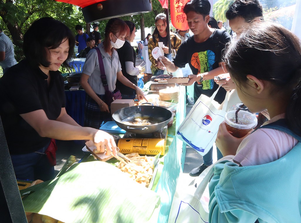 Ks Market에서 떡볶이, 오뎅, 김말이 같은 한국의 느낌이 물씬 풍겨나는 음식들을 접하며 그 향취를 느꼈다.