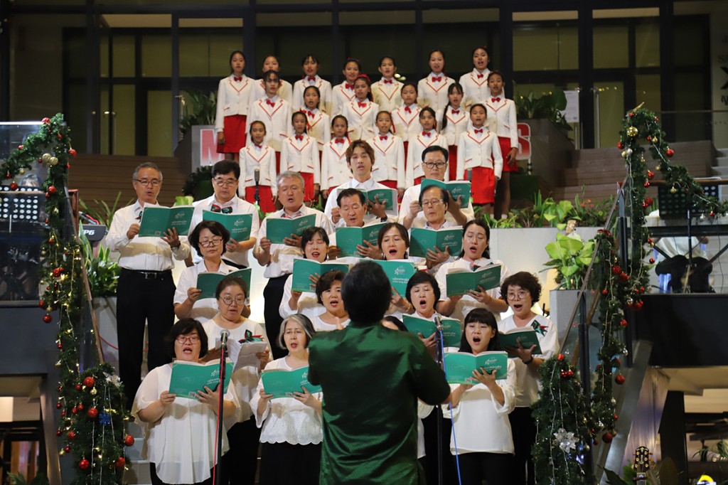 캄보디아선교사 합창단, 호산나 합창단은 콘서트의 시작을 끊었듯, 다시 무대 위로 올라 이들은 헨델의 '메시아'의 '할렐루야'를 부르며 콘서트의 마지막을 장식했다.