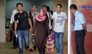 Five of 18 maids who were jailed in Malaysia arrive at Phnom Penh International Airport