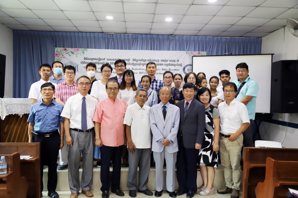 #최초의 캄보디아 성경책 기증식에 참석한 내빈들과 관계자들이 한자리에 모여 사진촬영에 임했다.