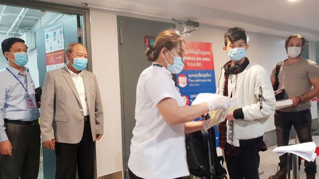 topic-1-health-ministry-mam-bunheng-visiting-at-ppenh-international-airport-on-25-05-2020-by-health-ministry-2