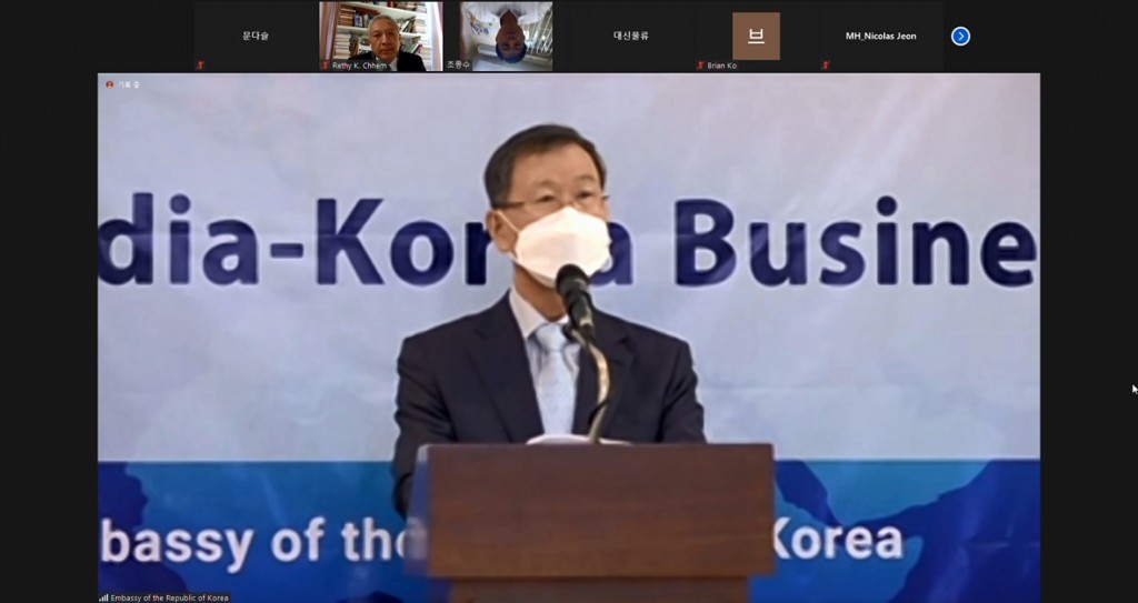 ▲ 주캄보디아대한민국대사관 박흥경 대사가 지난 12월 14일에 개최된 2020 한국-캄보디아 비즈니스 포럼에서 환영사를 전하고 있다.2