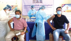 시노백 백신으로 2차접종을 받고 있는 캄보디아 시민