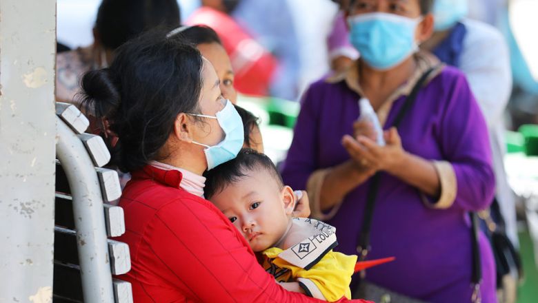 칸타보파 병원에서 아이를 치료받게 하기 위해 한 캄보디아 여성이 밖에서 대기하고 있다