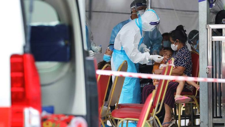 2021-06-23 프놈펜 르쎄이께오 지역에서 의료진이 한 여자아이의 코로나19 검사를 실시하고 있다