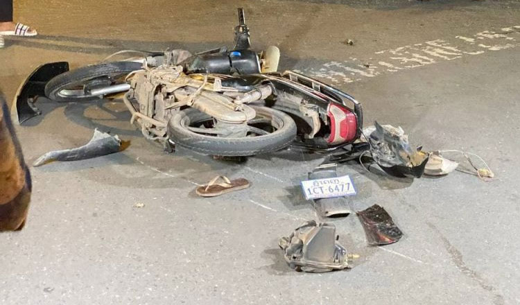 2021-06-24 뺑소니 사고를 내고 도주한 롤스로이스 차량 때문에 4명의 중상자가 발생했고 오토바이는 심각히 파손됐다