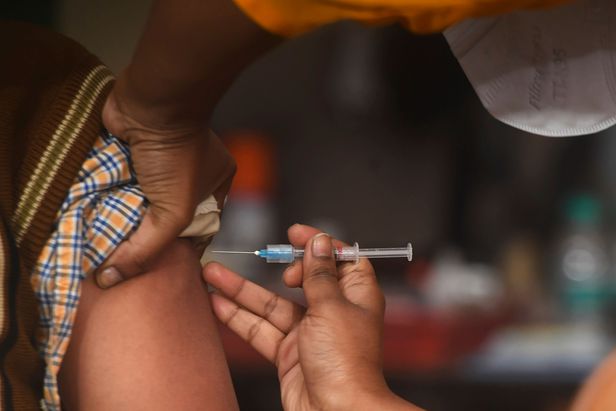 인도 콜카타의 한 진료소에서 백신 접종이 이뤄지고 있다.