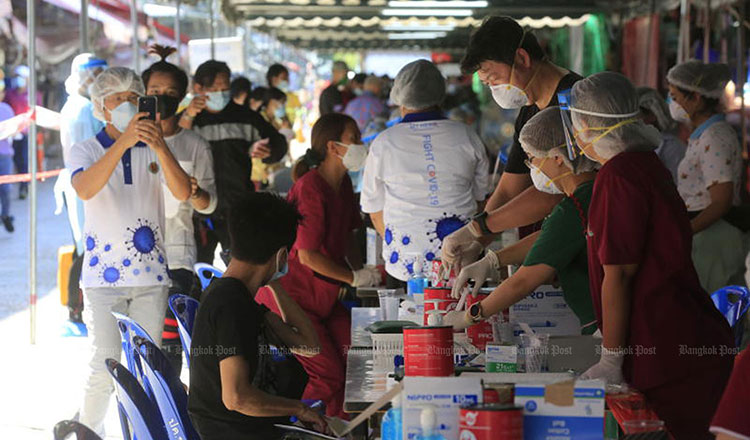 태국에서 코로나 19 항체 검사를 받는 끌롱또이 시장 상인과 노동자들