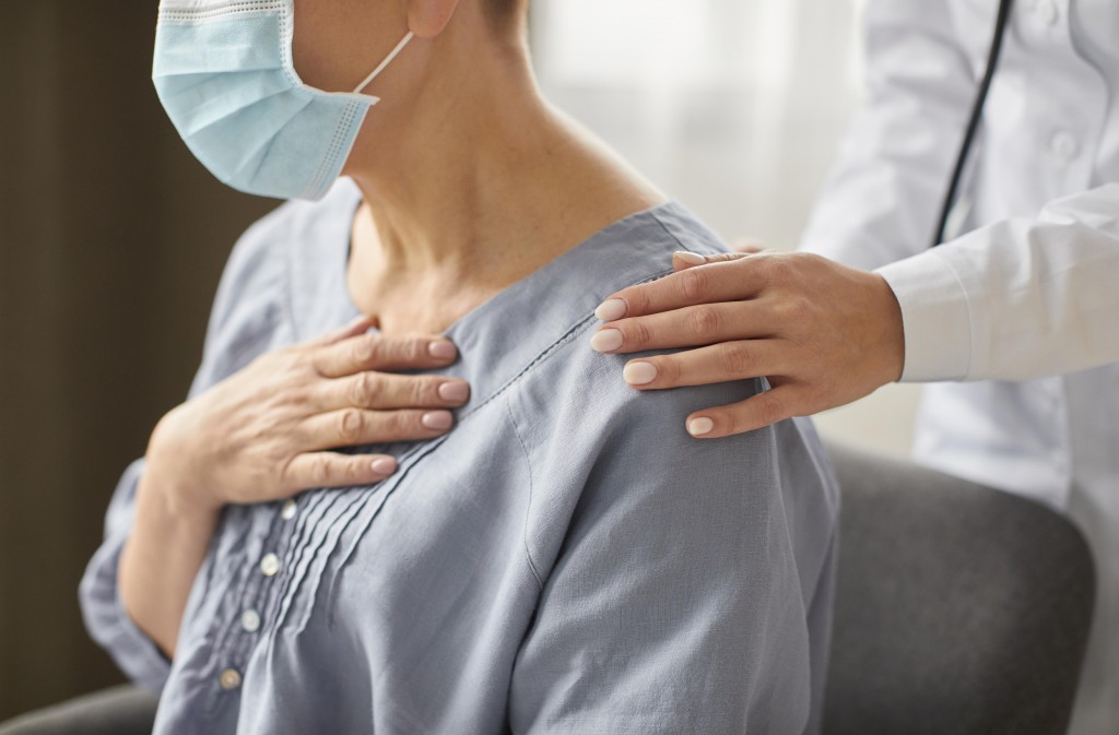 side-view-covid-recovery-center-female-doctor-checking-elder-patient