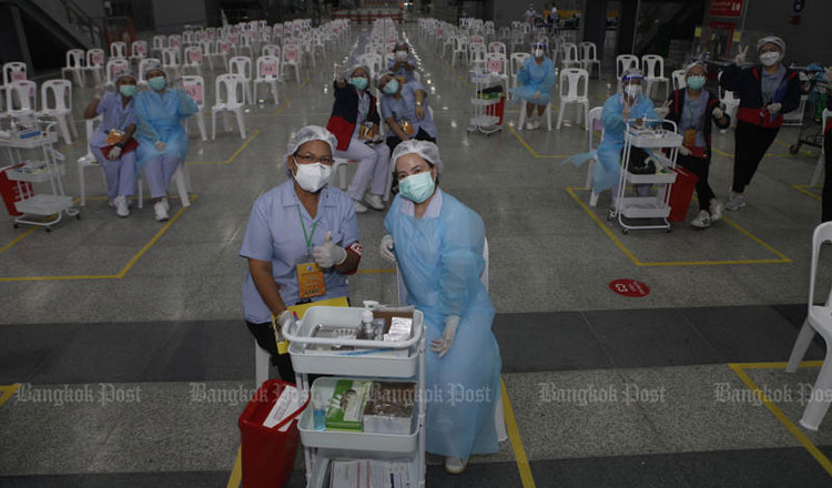 ▲ 지난 25일 의료진들이 방콕의 방수 역에서 노인들에게 아스트라제네카 백신을 접종한 뒤 휴식을 취하고 있다.