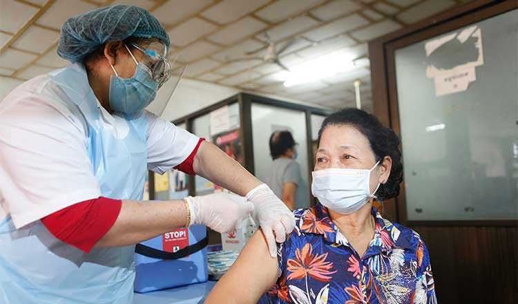 프놈펜 접종장에서 캄보디아 여성이 코로나19 백신 접종을 하고 있다