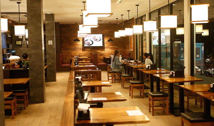 ▲ 방역규제가 사라진 프놈펜의 한 식당 내부