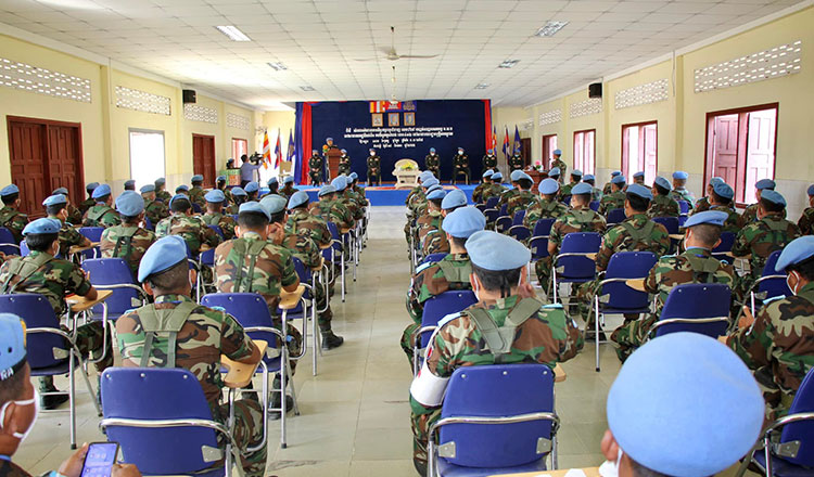 캄보디아 평화유지군이 파견 전 연수를 받고 있다