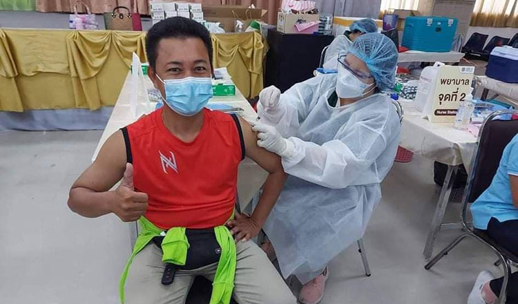 태국 촌부리주에서 코로나19 백신을 접종받는 캄보디아 근로자