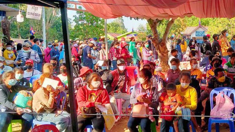 workers_return_from_thailand_through_battambang_on_january_17._battambang_police
