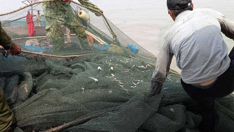 뽀쌋 지역에서 불법 어획 행위를 하는 어부들을 단속하고 있다