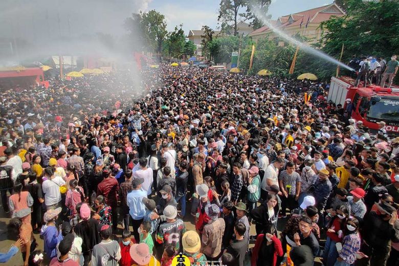 사진2_바탐방주에서 크메르 새해를 축하하는 사람들
